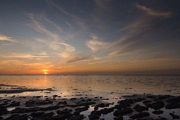 Coucher de soleil au bord de la mer 2 sur Lisa Bouwman