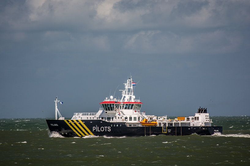The Pilots are on their way to escort the ships into the harbour. by scheepskijkerhavenfotografie