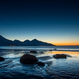 Untergehende Sonne über norwegischem Fjord von Marco Verstraaten
