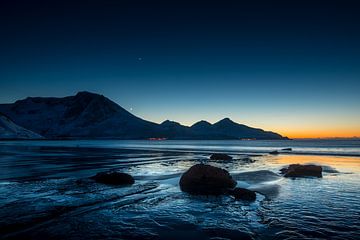 Ondergaande zon boven Noorse fjord van Marco Verstraaten
