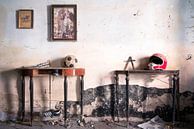 Verlassene Sachen in einer verfallenen Behausung. von Roman Robroek – Fotos verlassener Gebäude Miniaturansicht