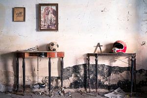 Verlaten Spullen in Vervallen Woning. van Roman Robroek - Foto's van Verlaten Gebouwen