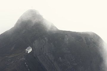 zicht op de kleine Klimsenhorn-kapel vanaf de bergpilatus in het herfstseizoen in de ochtendmist van Besa Art