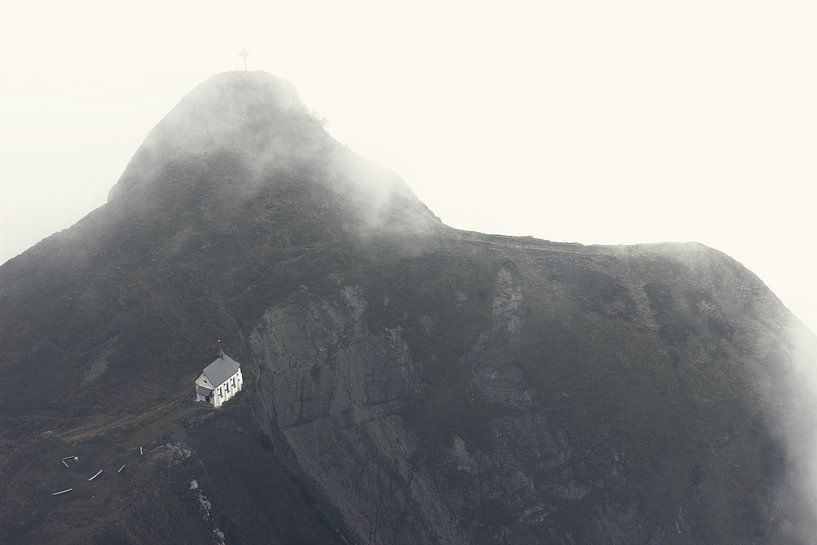 Sicht auf die kleine Klimsenhorn Kapelle im Pilatus Gebirge von Besa Art