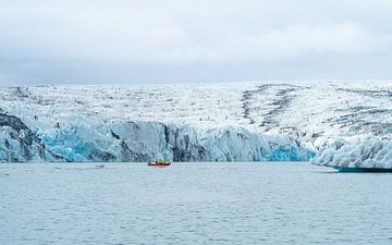 Rib boot en gletsjer bij Jökulsárlón in IJsland van Teun Janssen