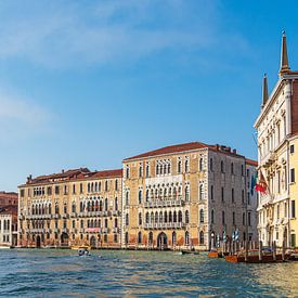 View of historic buildings in Venice, Italy by Rico Ködder