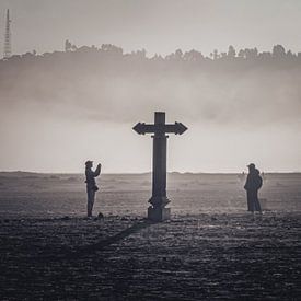 Silhouette eines Kruzifixes im Nebel | Landschaft | Reisefotografie von Daan Duvillier | Dsquared Photography
