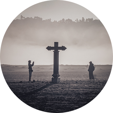 Silhouet van kruisbeeld in mist | Landschap | Reisfotografie van Daan Duvillier | Dsquared Photography