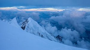 Berglandschap vanaf Dôme du Goûter, Mont Blanc, Frankrijk tijdens zonsopgang of zonsopkomst van Frank Peters