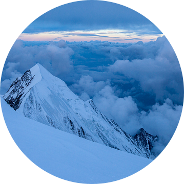 Berglandschap vanaf Dôme du Goûter, Mont Blanc, Frankrijk tijdens zonsopgang of zonsopkomst van Frank Peters