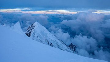 Paysage de montagne depuis le Dôme du Goûter, Mont Blanc, France pendant le lever du soleil ou l'aub sur Frank Peters