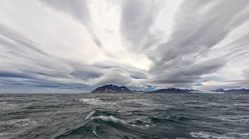 Wolkenlucht boven Spitsbergen