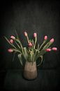 Roze tulpen, stilleven geïnspireerd op werken uit de Gouden Eeuw van Joske Kempink thumbnail
