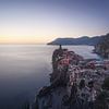 Blaue Stunde über dem Dorf Vernazza. Cinque Terre, Italien von Stefano Orazzini