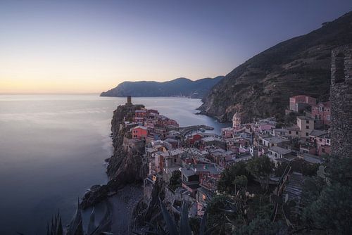 Blauw uur boven het dorp Vernazza. Cinque Terre, Italië