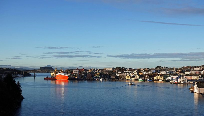 Der Hafen der Stadt Kristiansund in Norwegen von Aagje de Jong