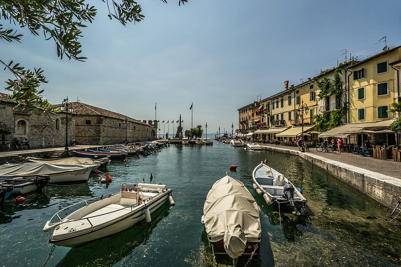 Bootjes in Lazise sul Garda (I) van Martine Dignef