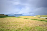 Wolken boven het eiland Koltur vanaf Sydradalur op de Faroër-eilanden