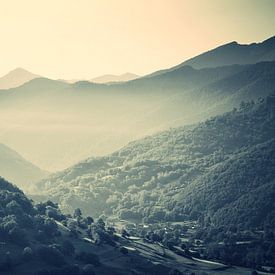 Brouillard dans les montagnes sur Luuk de Vries