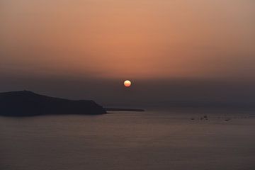 Sunset in Santorini van Flip Landwaart