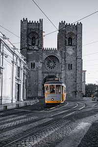 Straßenbahn, Kirche und alte Gassen in Lissabon von Fotos by Jan Wehnert