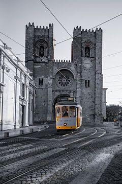 Tram, kerk en oude steegjes in Lissabon van Fotos by Jan Wehnert