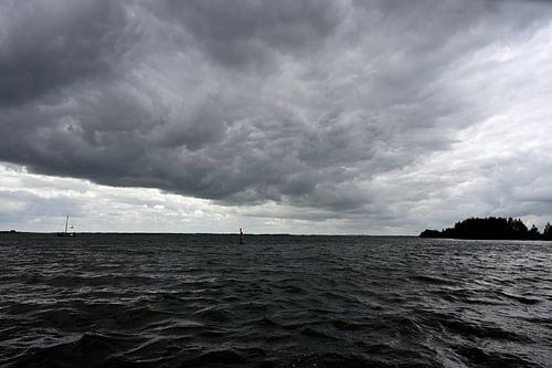 Dreigend op het water van Gerard de Zwaan