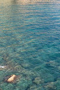 Klares Meerwasser in einer felsigen Bucht