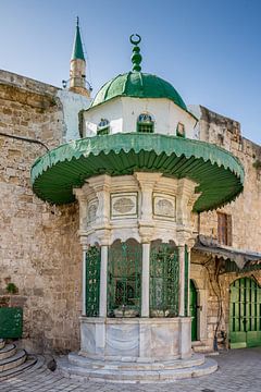 Häuschen am Eingang der Al-Jazzar-Moschee in Accra in Israel