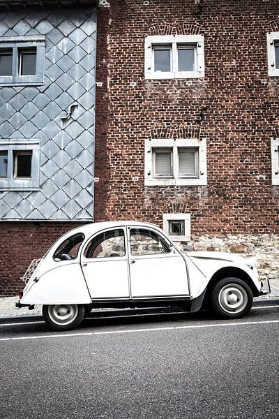Citroën 2CV garée sur le côté de la rue par Sjoerd van der Wal Photographie
