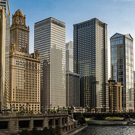 Façade d'un gratte-ciel sur la rivière Chicago à Chicago, Illinois, États-Unis. sur Dieter Walther