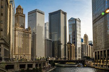 Façade d'un gratte-ciel sur la rivière Chicago à Chicago, Illinois, États-Unis. sur Dieter Walther