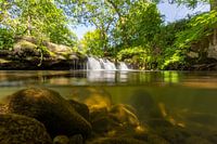 Wasserfall im schnell fließenden Fluss