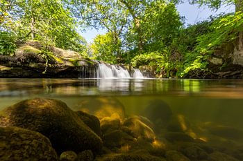 Wasserfall im schnell fließenden Fluss