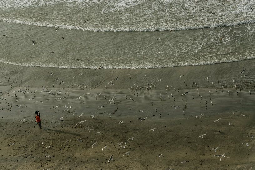 Een eenzame vissersvrouw op het strand by WeLeaf (Zoë & Olivier)