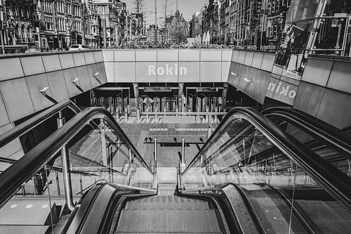 U-Bahn-Station Rokin – Symmetrisches Schwarz-Weiß-Foto von Amsterdam