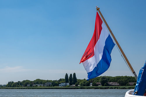 Nederlandse vlag op een boot in de zomer