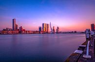 Stadsgezicht Rotterdam met de Erasmusbrug tijdens zonsondergang van Retinas Fotografie thumbnail