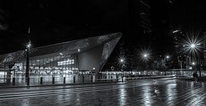 Ein ruhiger Rotterdamer Hauptbahnhof an einem regnerischen Herbstabend von Arthur Scheltes