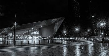 Een rustig Rotterdam Centraal station bij een regenachtige herfstavond