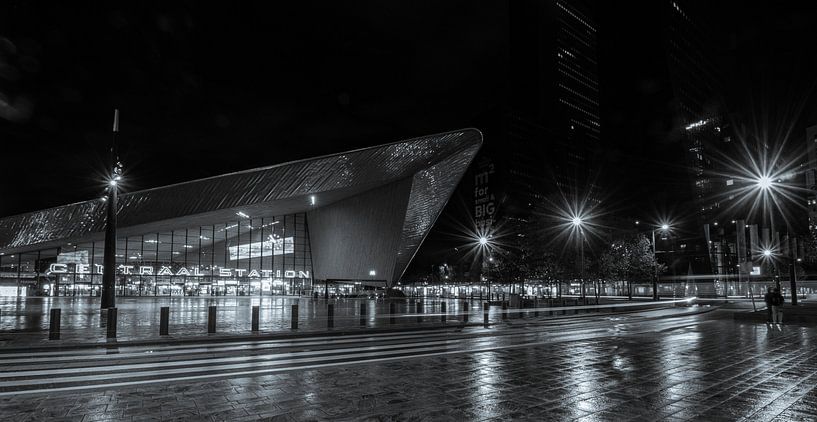 Une gare centrale de Rotterdam tranquille par une soirée d'automne pluvieuse par Arthur Scheltes
