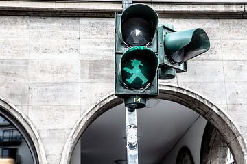 verkeerslichtmannetje in berlijn met hoedje groen