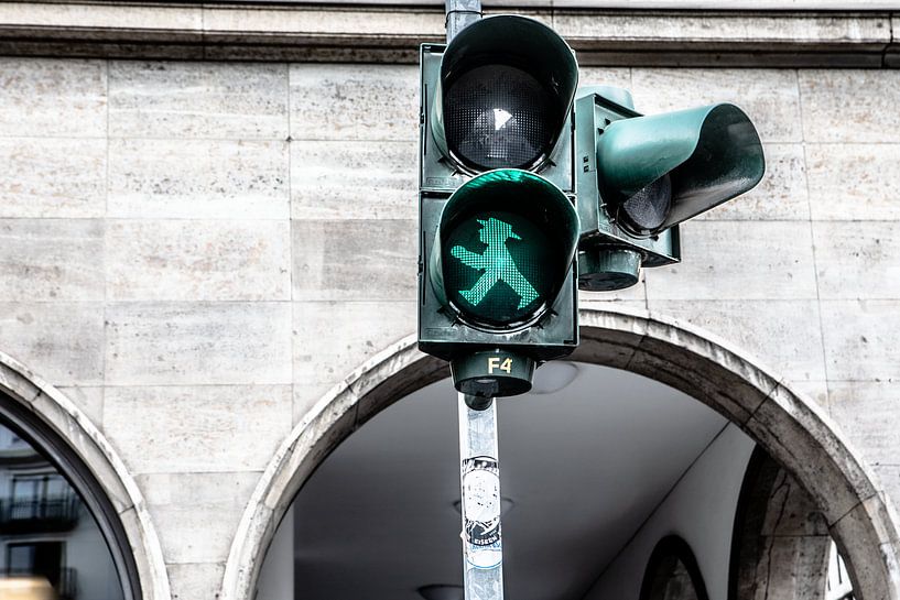 Ampelmännchen in Berlin mit grünem Hut von Eric van Nieuwland