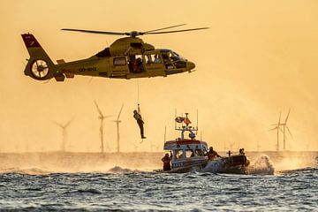 KNRM Exercise with helicopter egmond aan zee by Arthur Bruinen