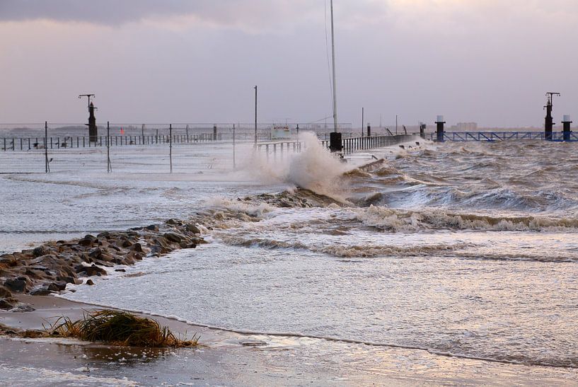Storm surge in the North Sea by Rolf Pötsch