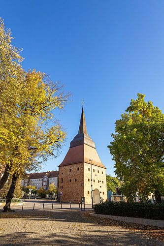 Uitzicht op de Steintor in de Hanzestad Rostock in de herfst van Rico Ködder