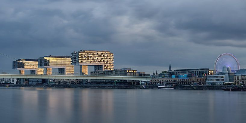 Die Kölner Kranhäuser in der Abenddämmerung von Rolf Schnepp