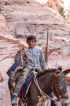 Kleine jongen op ezel in Petra, Jordanië van CHI's Fotografie