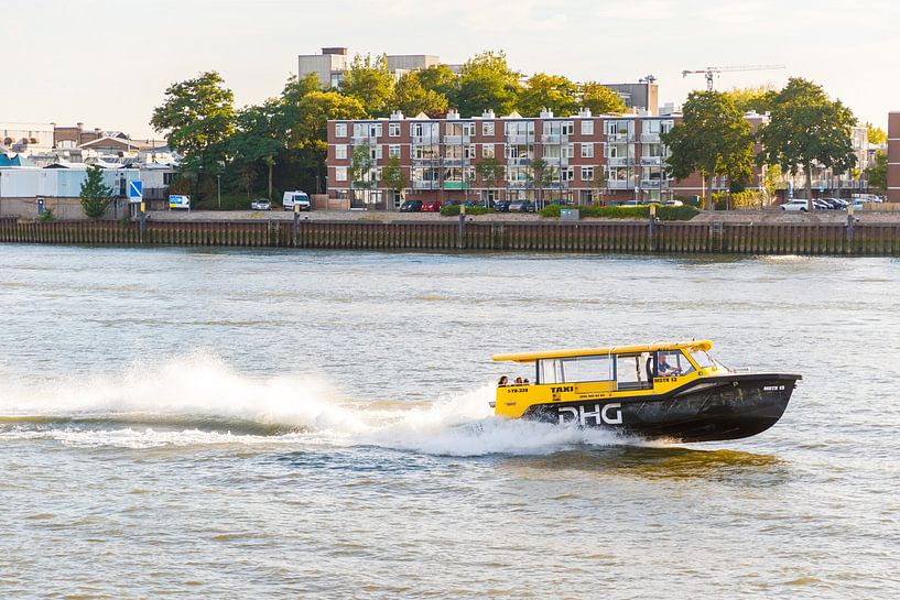 Water cab at full speed through Rotterdam by RH Fotografie