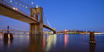 Pont de Brooklyn à New York au-dessus de l'East River le soir, panorama sur Merijn van der Vliet